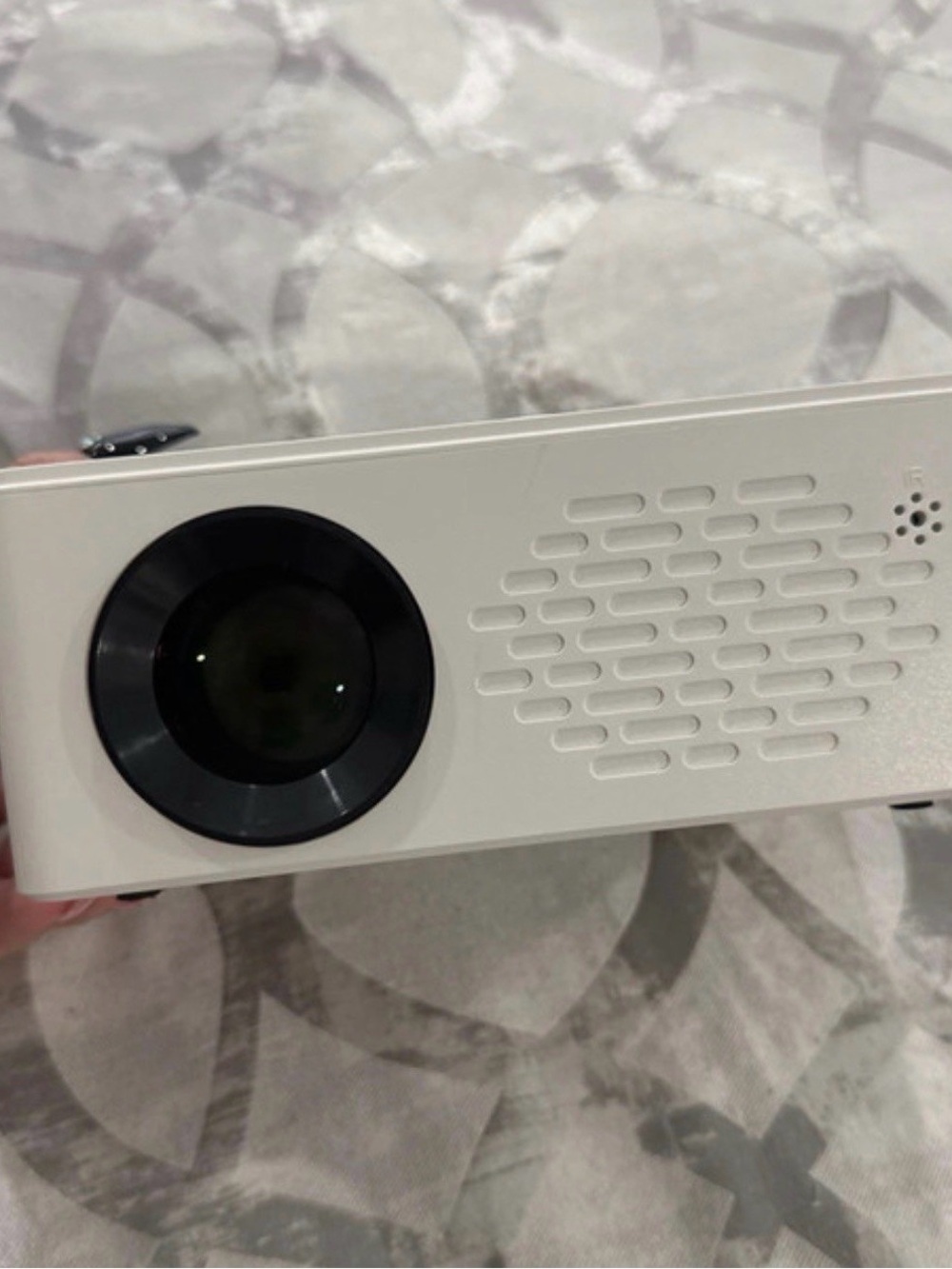 White Portable LED Mini Projector with USB - Picture 3 of 9
